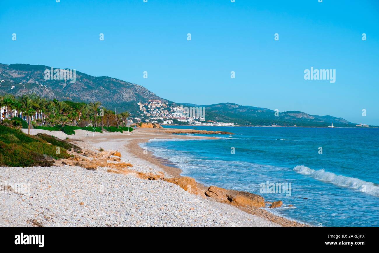 Blick auf den Strand Tres Playas in Alcossebre an der Costa del Azahar, Spanien, im Winter Stockfoto