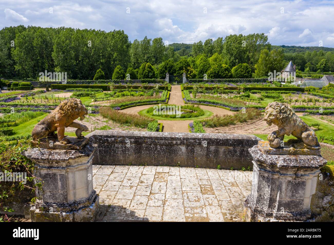 Frankreich, Indre et Loire, Chancay, Chateau de Valmer Gärten, Terrasse mit Löwenstatuen und Blick auf den Gemüsegarten // Frankreich, Indre-et-Loire ( Stockfoto
