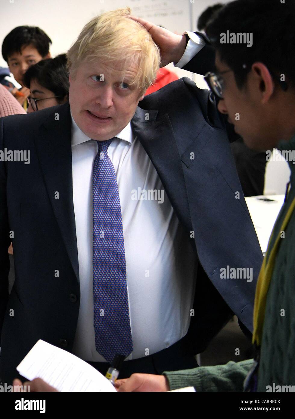 Premierminister Boris Johnson bei einem Besuch des Mathematikministeriums an der King's Math School, das in Partnerschaft mit der King's College London University im Zentrum Londons geführt wird. Stockfoto