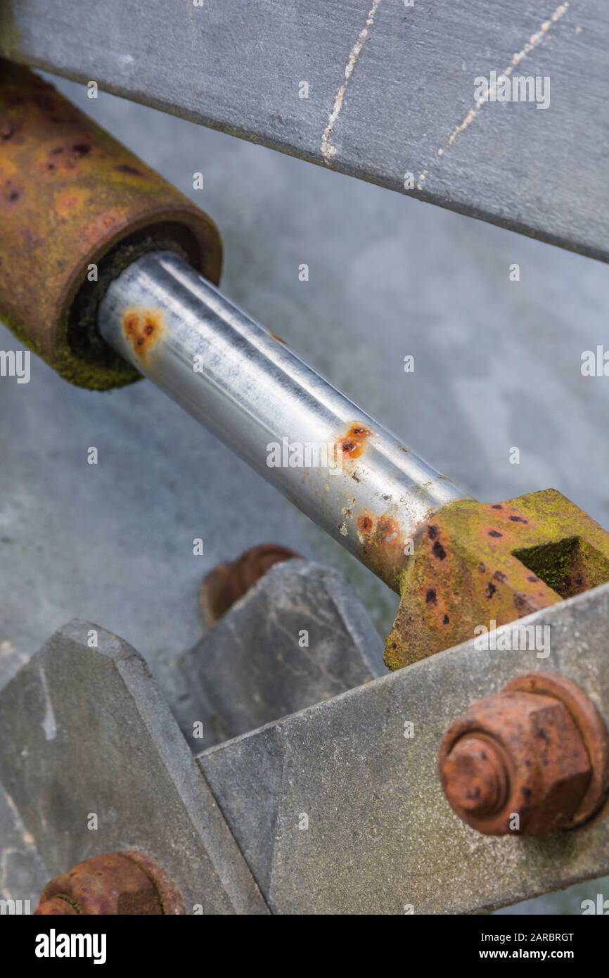 Nahaufnahme eines Hydraulikzylinders auf einem Teil der Hebevorrichtung des Bauernschlepper. Landwirtschaft und Landwirtschaft. Stockfoto