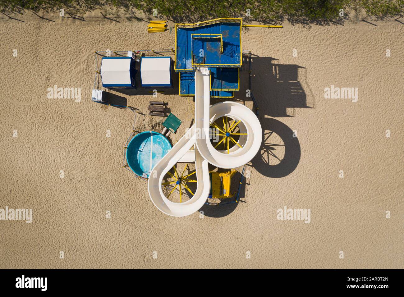 Draufsicht über die Wasserrutschsanierung zwischen den Feriensaisons. Stockfoto