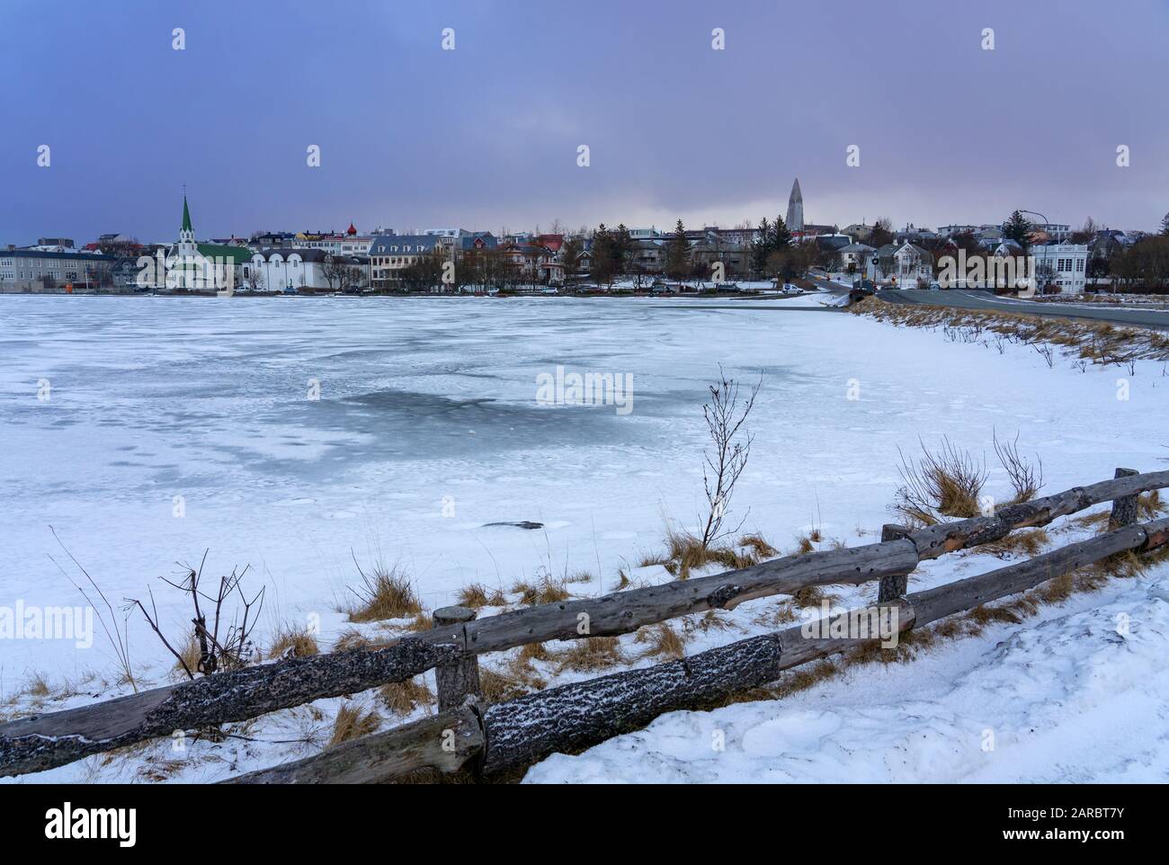 Tiefgefrorener Tjornin-Teich-See mit Schneewinter in Rekjavik. Stockfoto