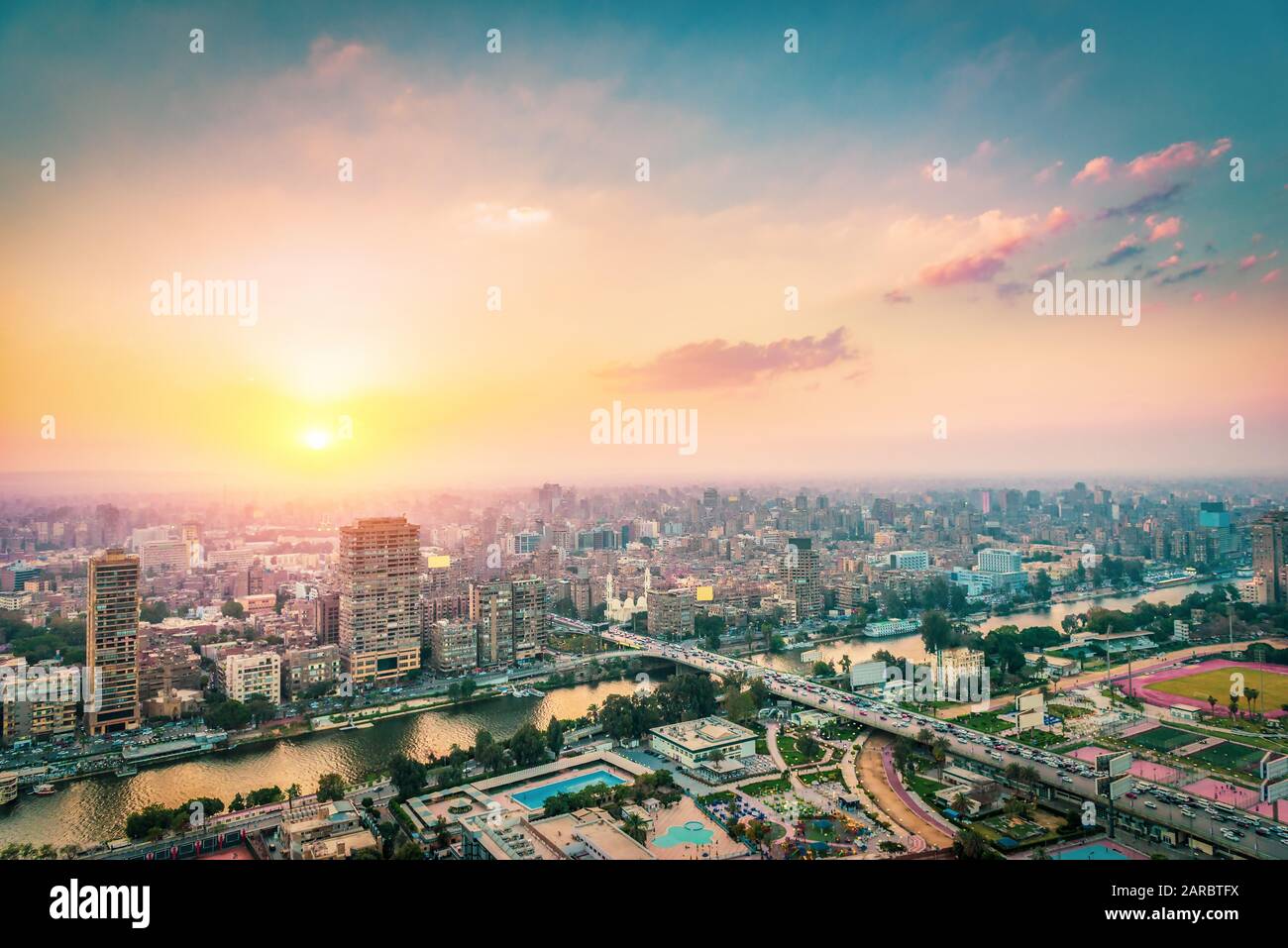 Wunderschöner Sonnenuntergang über dem modernen Kairo am Nil, Ägypten Stockfoto