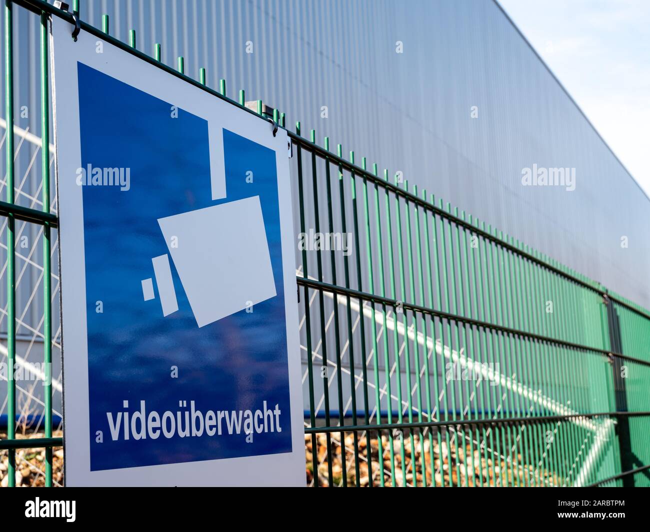 Achtung: Das Objekt ist ein videoüberwachtes Zeichen Stockfoto