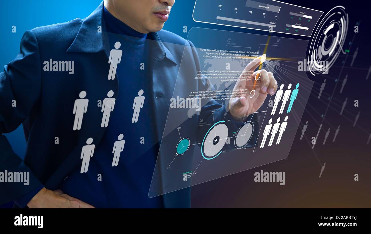 Business Administrator in Aktion mit Personal- oder Personalplanung oder Unternehmensorganisation auf einem futuristischen virtuellen Dashboard mit erweiterter Realität. Stockfoto