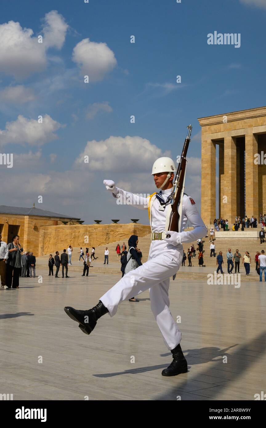 Soldat, der das Atatürk-Mausoleum in Ankara, Türkei bewacht Stockfoto