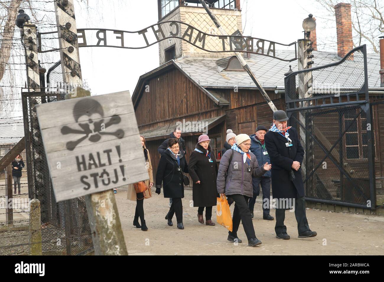 Ehemalige Häftlinge des Konzentrationslagers Auschwitz-Birkenau. 75. Jahrestag der Befreiung von Auschwitz und des Holocaust-Gedenktages. Das größte deutsche NS-Konzentrations- und Vernichtungslager KL Auschwitz-Birkenau wurde am 27. Januar 1945 von der Roten Armee befreit. Stockfoto