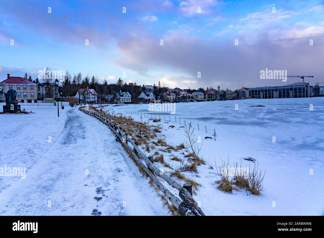 Gefrorener Tjornin-Teich-See mit Winterschnee in Reykjavik. Stockfoto