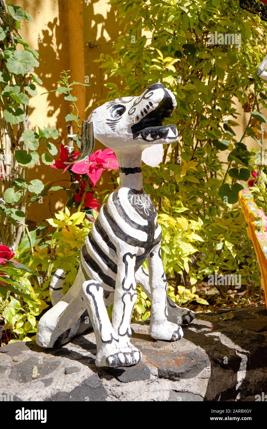 Hundestatue, im Stil Der Kunst "Toter Knochen", in einem Garten in