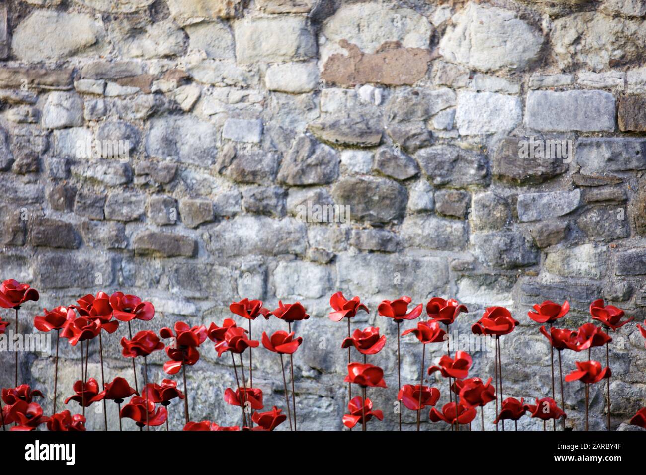 Mohnblumen aus Blut fegte Länder und Meere der Roten kunst Installation am Tower von London Kennzeichnung 100 Jahre seit dem 1. Weltkrieg. Stockfoto