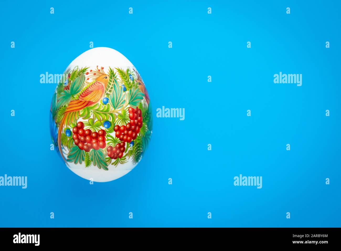 Festliche osterbegrüßkarte in minimalem Stil. Kreativer Ostereier-Geschenkgutschein mit farbenfrohem osterei. Kopieren, Textbereich. Blauer Hintergrund, Muster Stockfoto