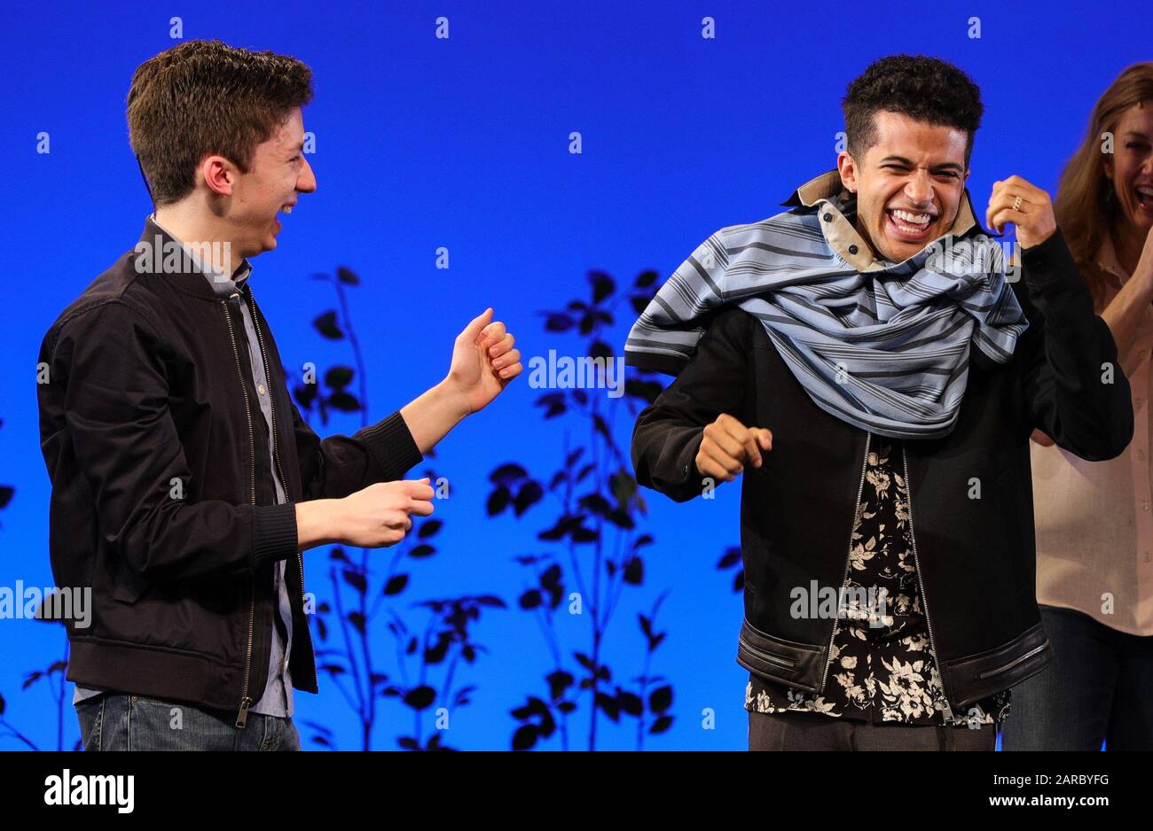 New York, NY, USA. Januar 2020. Andrew Barth Feldman, Jordan Fisher Photo Call for DEAR EVAN HANSEN Cast Change Passing of the Polo Shirt, Music Box Theatre, New York, NY 26. Januar 2020. Credit: CJ Rivera/Everett Collection/Alamy Live News Stockfoto