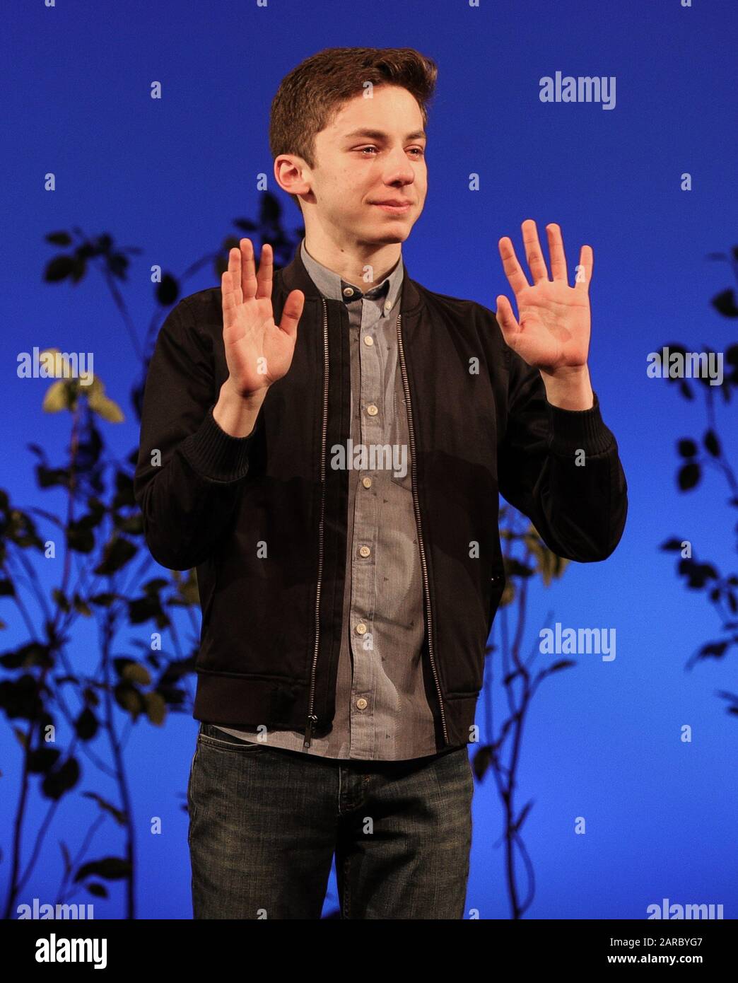 New York, NY, USA. Januar 2020. Andrew Barth Feldman Photo Call for DEAR EVAN HANSEN Cast Change Passing of the Polo Shirt, Music Box Theatre, New York, NY 26. Januar 2020. Credit: CJ Rivera/Everett Collection/Alamy Live News Stockfoto