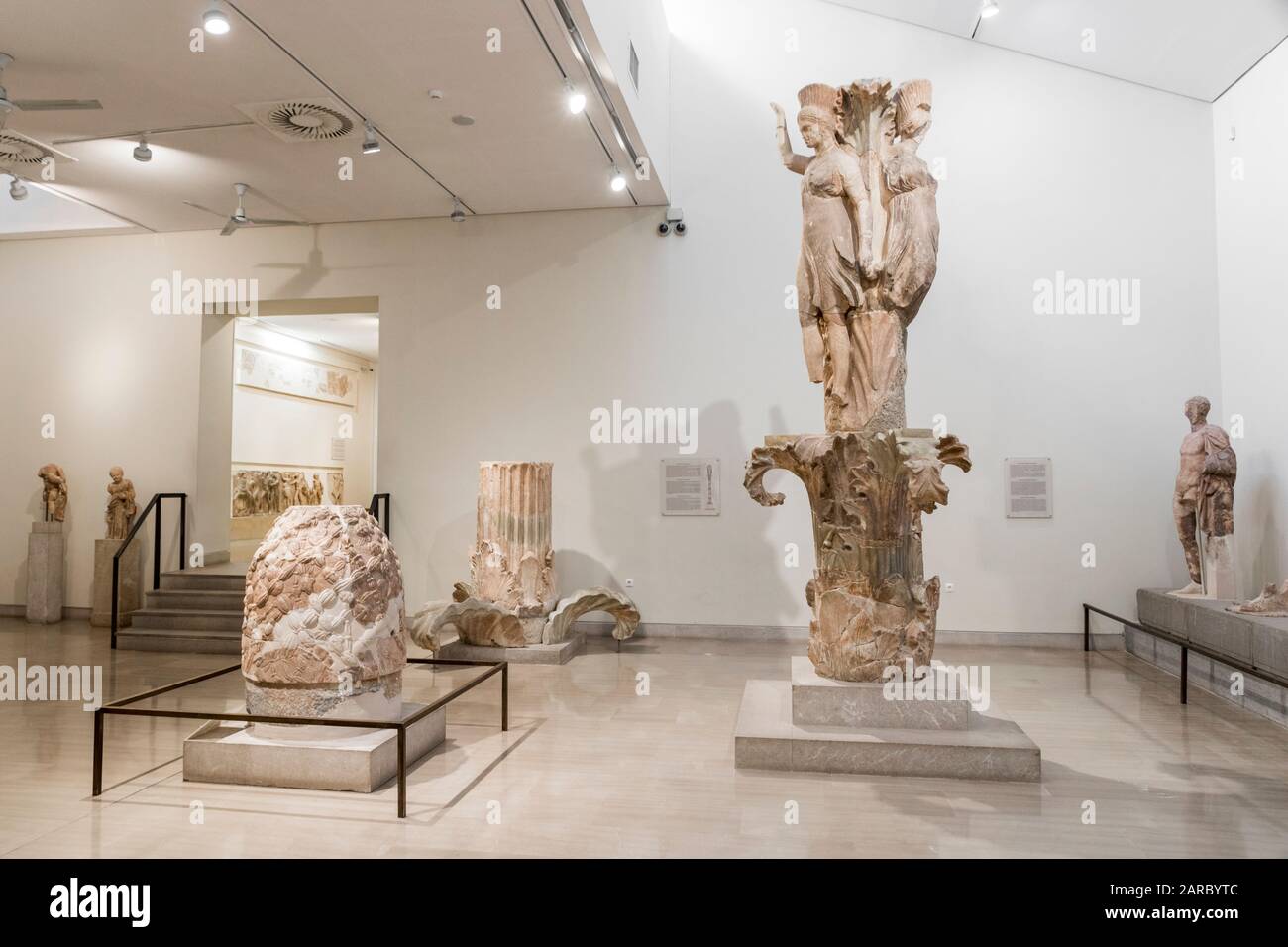 Delphi, Griechenland. Der Omphalos und die Tänzer von Delphi, im Delphi Archäologischen Museum Stockfoto