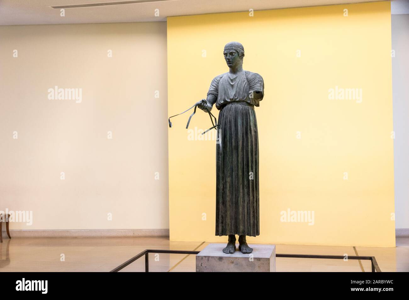 Delphi, Griechenland. Der Charioteer von Delphi, eine der Statuen, die aus Dem Antiken Griechenland erhalten sind, im Archäologischen Museum von Delphi Stockfoto