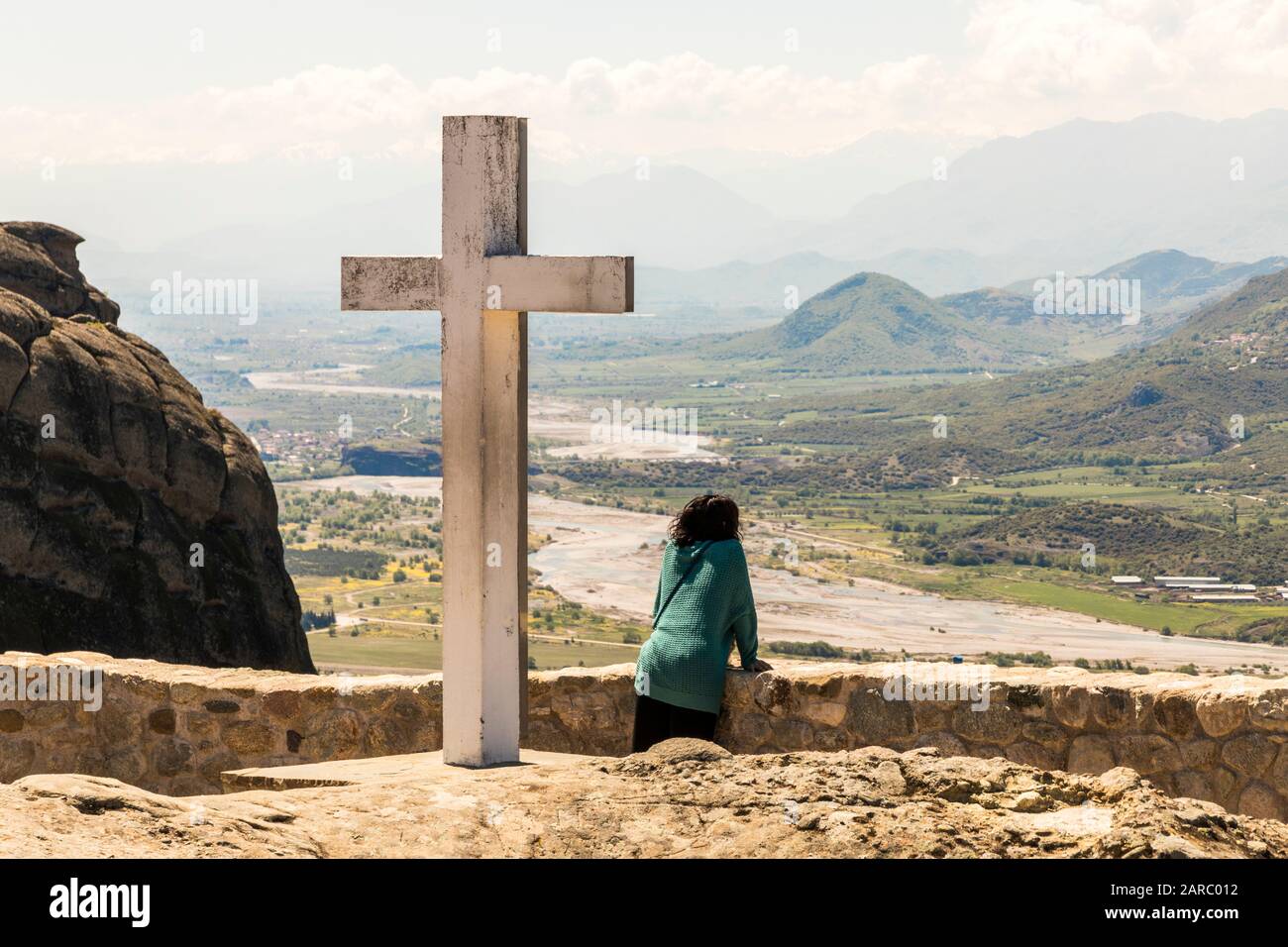 Kalabaka, Griechenland. Menschen mit Blick auf die Stadt Kalabaka vom Kreuz im Kloster der Heiligen Dreifaltigkeit (Agios Triados) Stockfoto