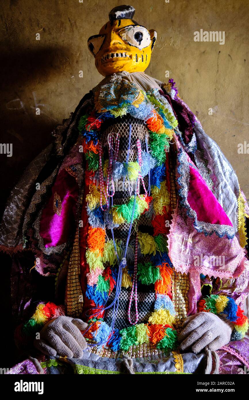 Porträt eines Mannes, der mit einer Egungun-Maske bekleidet ist. Das Egungun ist ein Yoruba-Charakter, der die Vorfahren bei den religiösen Feiern repräsentiert. Stockfoto