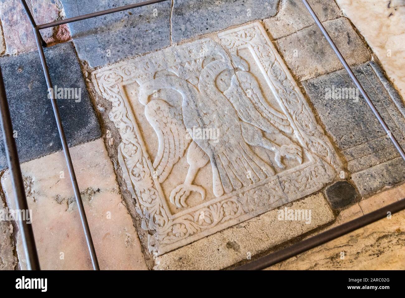 Mystras, Griechenland. Der byzantinische Adler neben der Metropolie von Mystras (St. Demetrius-Kirche) Stockfoto