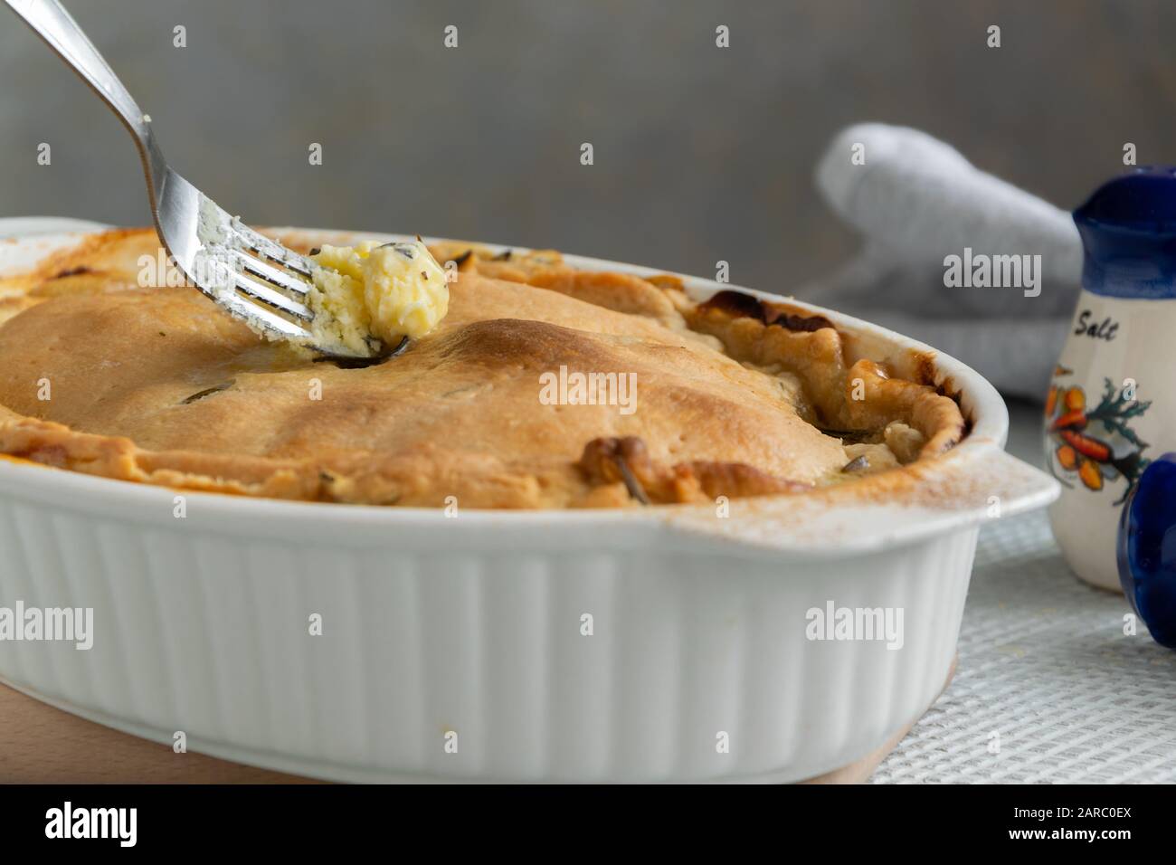 Mit frischer Butter bestreichen, gefüllte italienische Schiacciata in einer Backform Stockfoto