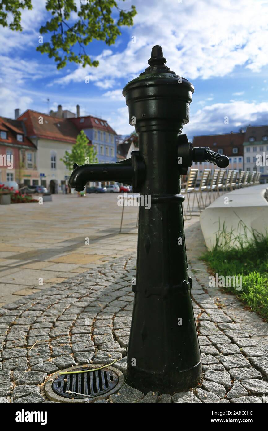 In der Stadt Kempten steht ein Hydrant Stockfoto