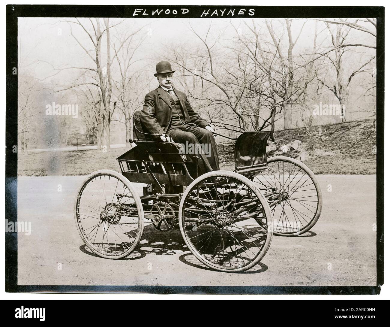 Elwood Haynes (1857-1925) in seinem ersten Auto, The Pioneer, 1893-1894, fotografierte um 1910 Stockfoto