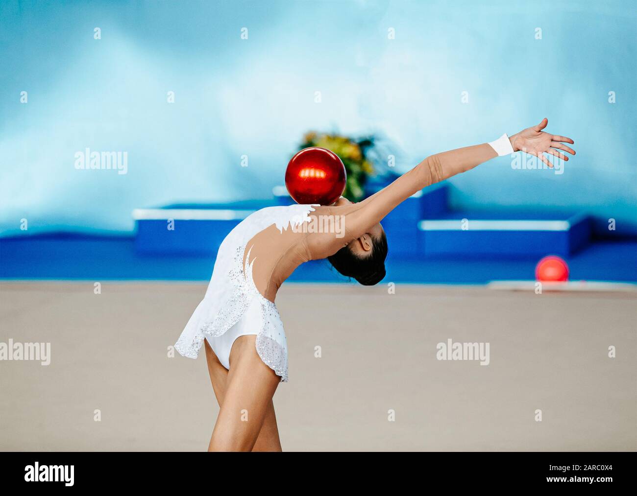 Mädchen Sportlerin Turn-Performance mit Ball in rhythmischer Gymnastik Stockfoto