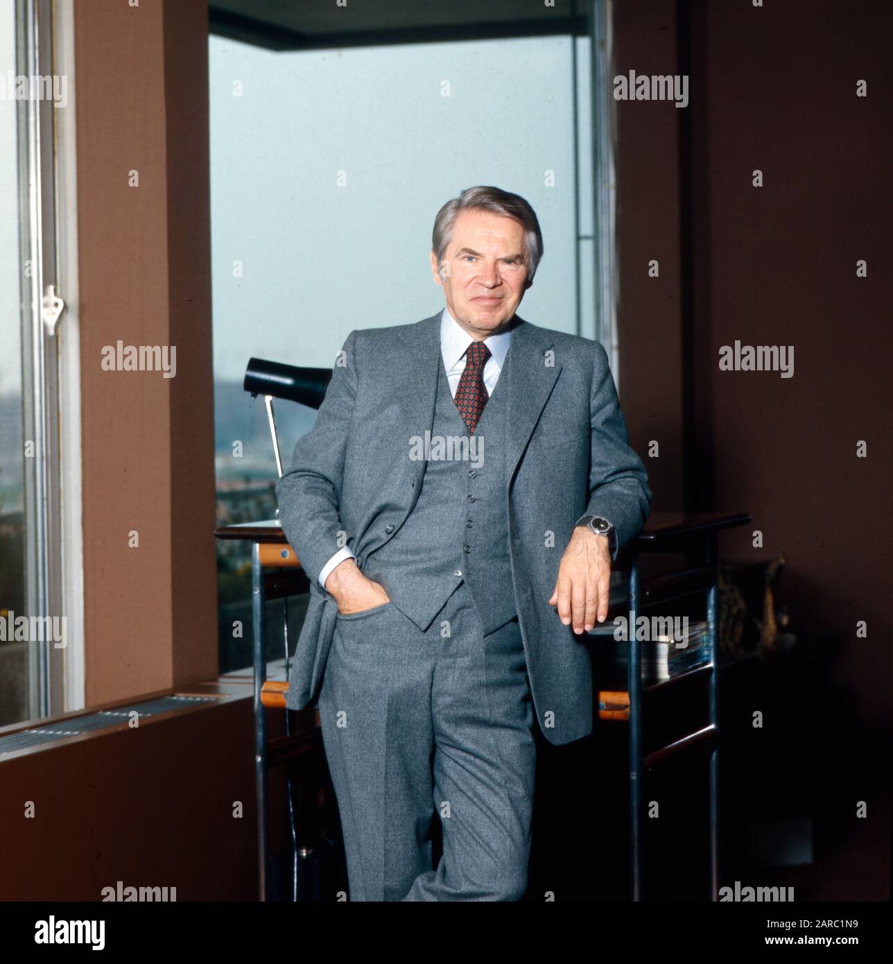 Werner Otto, der Günder des Versandhauses Otto, im Seinem Büro in