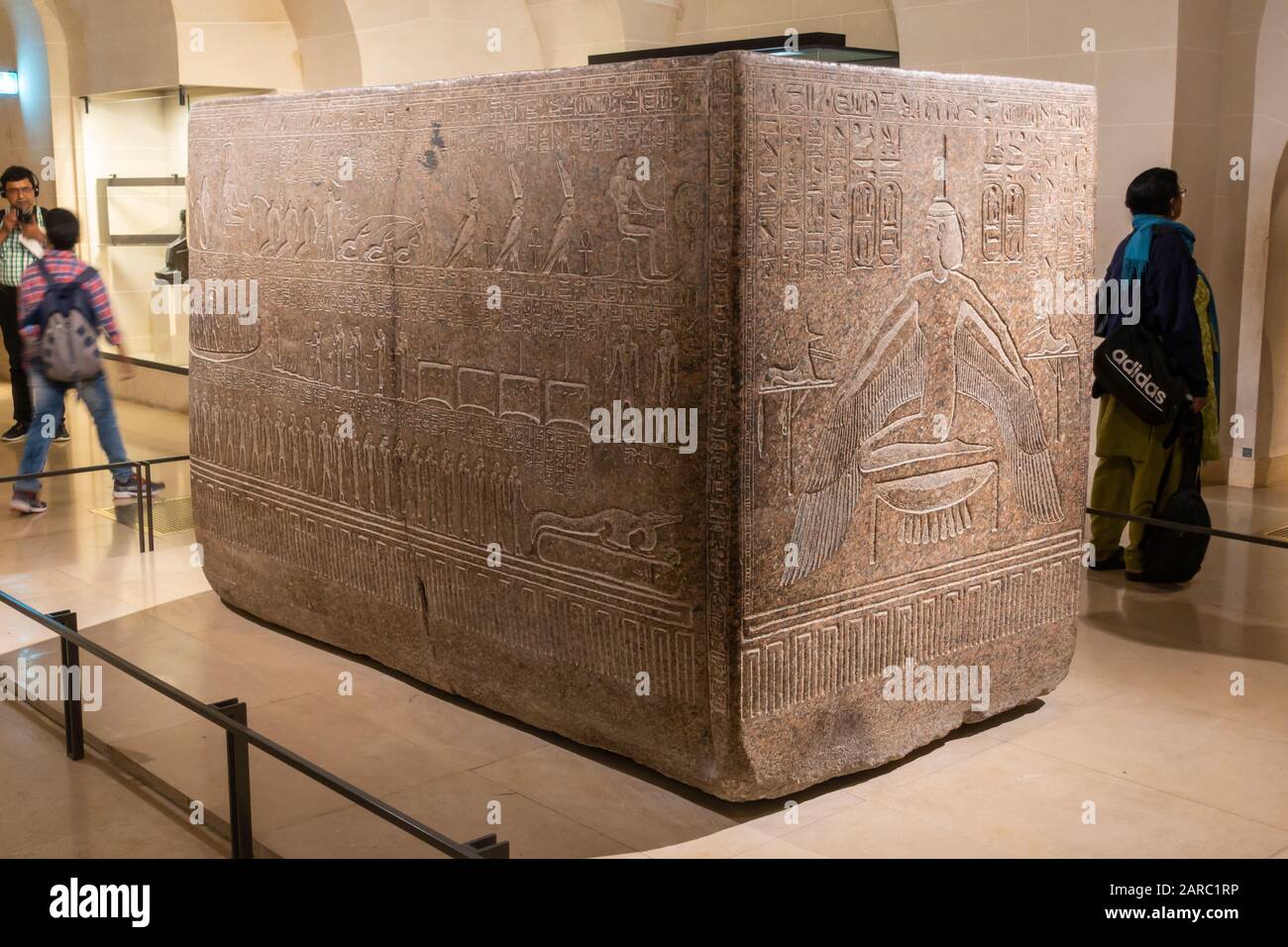 Sarkophag aus rotem Granit von Ramesses III im Sully Flügel des Louvre Museum (Musée du Louvre) in Paris, Frankreich Stockfoto