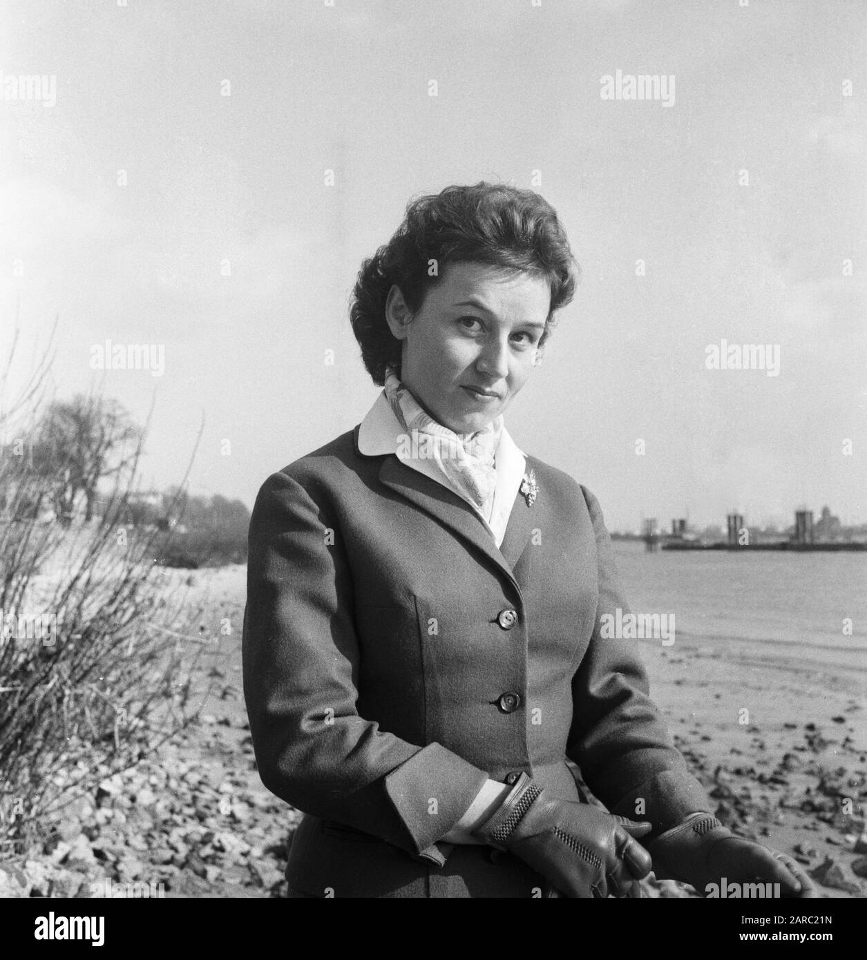 Eine junge Frau am Ufer der Elbe bei Hamburg, Deutschland 1950er Jahre. Eine junge Frau an der Elbe bei Hamburg in den 1950er Jahren. Stockfoto