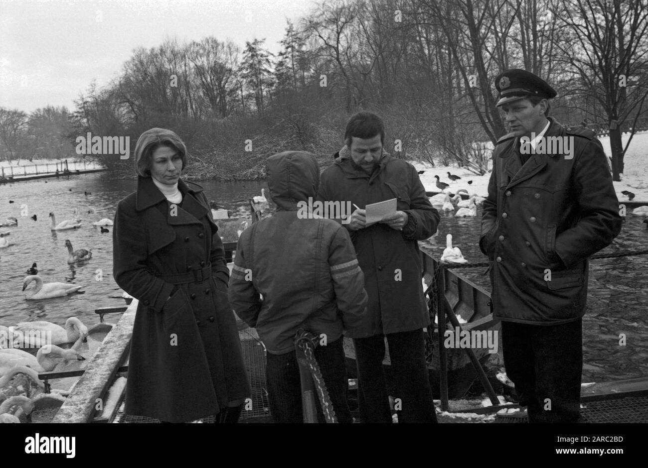 Der Schwanenvater Harald Niess (Links) kümmert sich um die Alsterschwäne in Hamburg, Deutschland 1970er Jahre. Stockman Harald Niess (links), genannt "Schwanenvater", der in den 1970er Jahren in Hamburg die Schwäne der Alster versorgt und betreut. Stockfoto