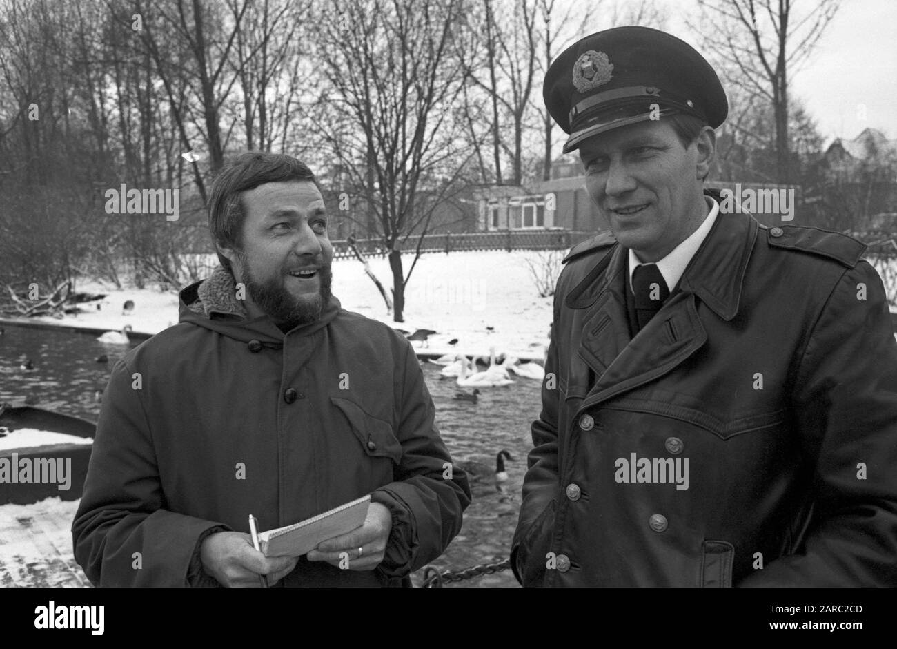 Der Schwanenvater Harald Niess (Links) kümmert sich um die Alsterschwäne in Hamburg, Deutschland 1970er Jahre. Stockman Harald Niess (links), genannt "Schwanenvater", der in den 1970er Jahren in Hamburg die Schwäne der Alster versorgt und betreut. Stockfoto