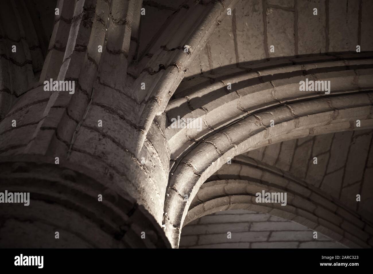 Verbindung einer Säule und eines Gewölbegewölbes, abstraktes architektonisches Hintergrundbild. Beispiel für eine klassische Gotische Architektur Stockfoto