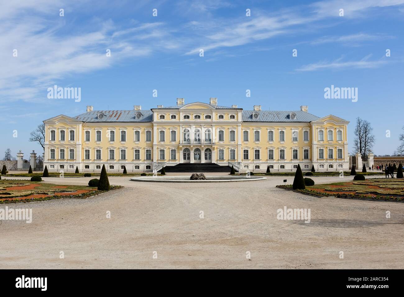 Weiter Blick auf den Rundale-Palast in Lettland gegen den blauen Himmel Stockfoto