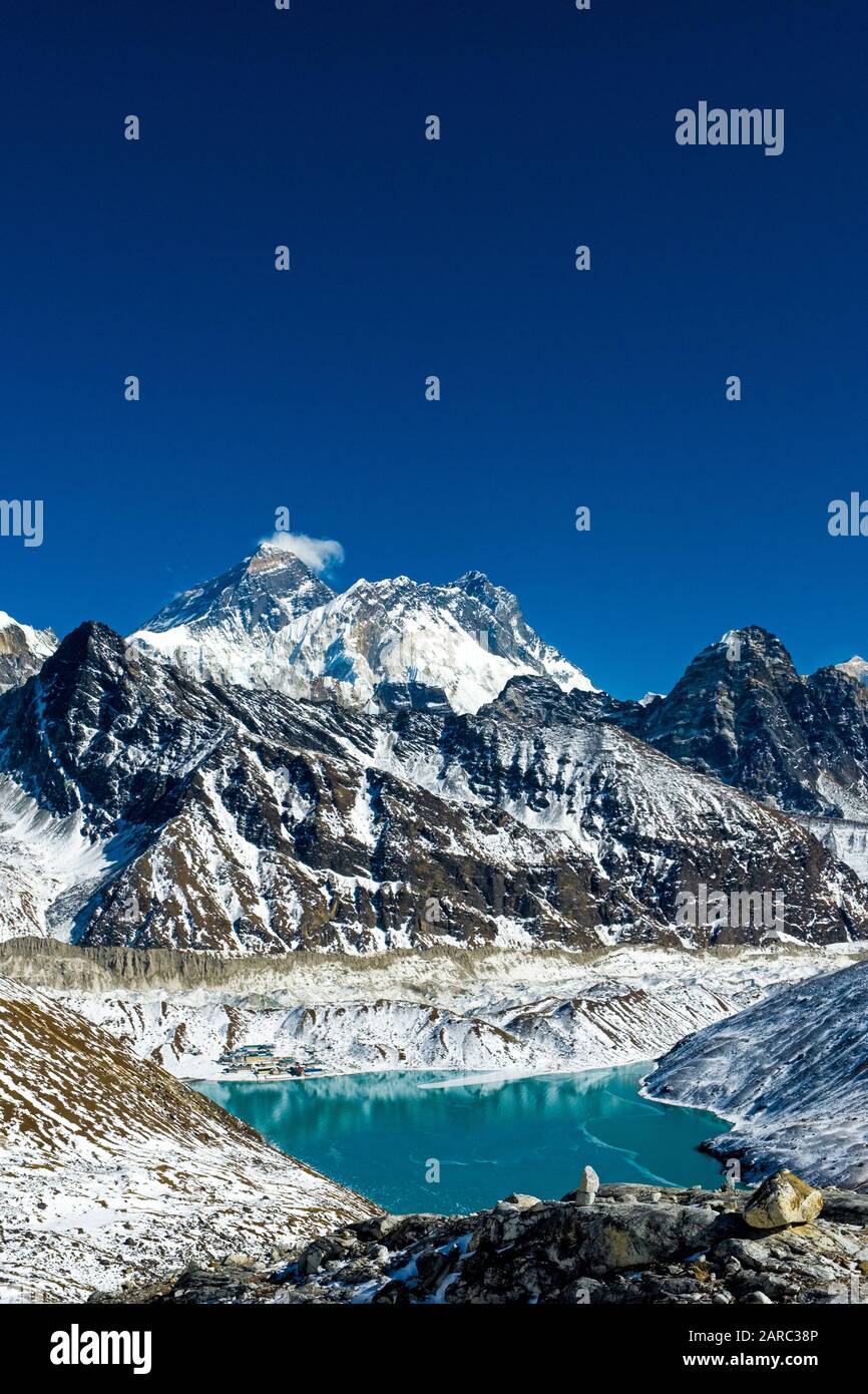 Gokyo Lake und Everest vom Renjo La auf den Drei Pässen Trek im Nepal Himalaya Stockfoto
