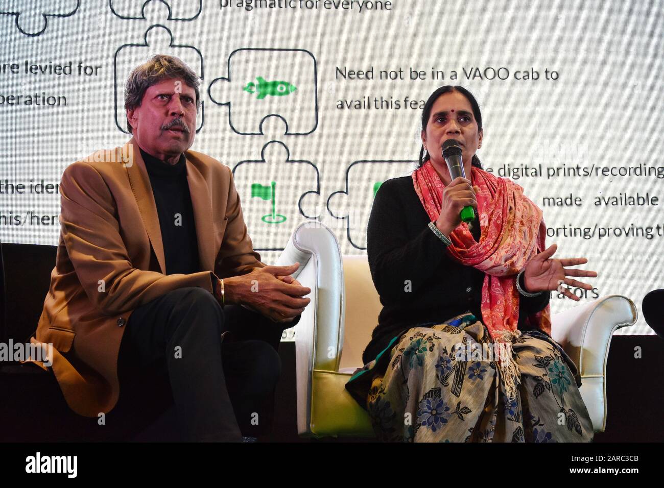 Kapil dev (Ehemalige indische Kricketerin) & Asha Devi (mutige Nirbhayas Mutter) nehmen an einer Markenstarten-Anwendung "SHOUT" VAAO die Veranstaltung wurde im Park Hotel in Neu-Delhi abgehalten. Stockfoto