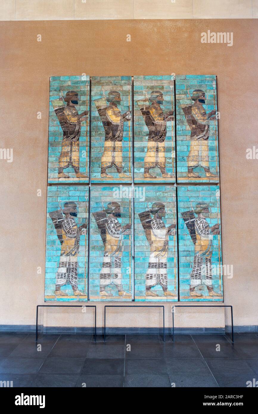 Archer glasierte Fliesenplatten aus dem Palast von Darius I in der nahöstlichen Antikensammlung im Richelieu Flügel des Louvre Museum (Musée du Louvre) in Paris Stockfoto