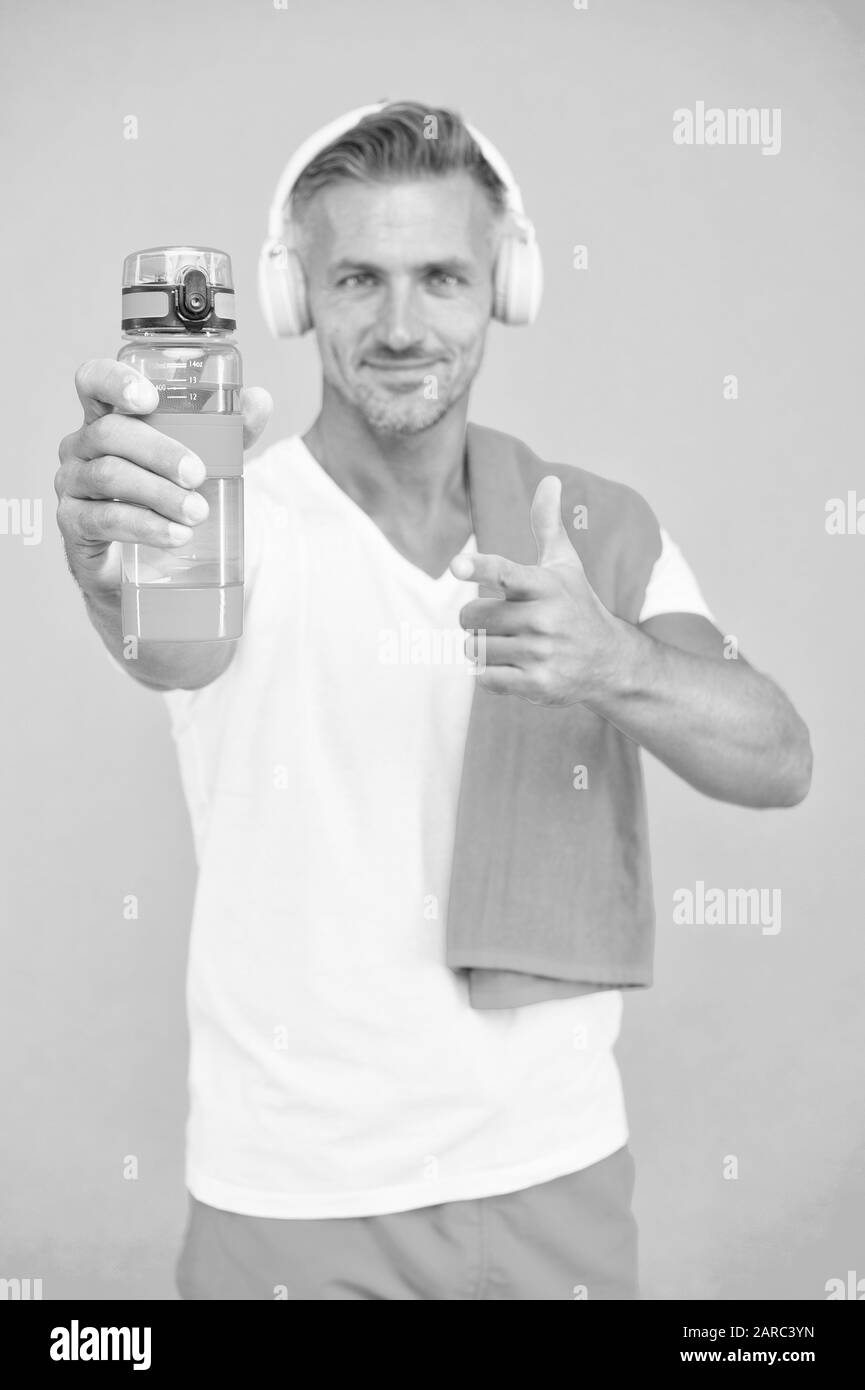 Wasser trinken vermeiden Durst. Durstige Sportler Punkt an Wasser aus der Flasche. Selektive konzentrieren. Passen Mann werben Flasche Durst zu stillen. Durstlöschend während der Ausbildung oder Training. Durst und Austrocknung. Stockfoto