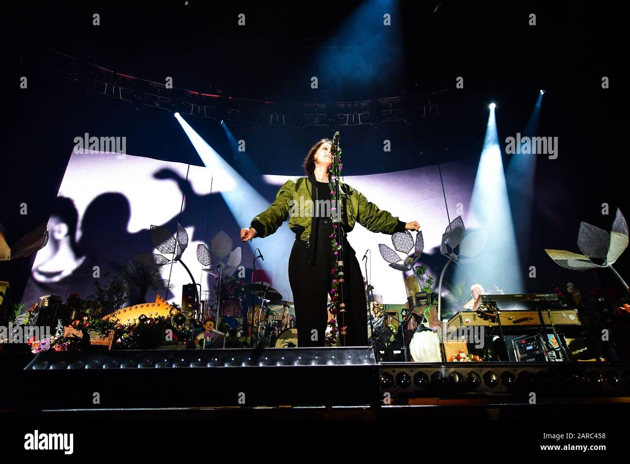 Leipzig, Deutschland. Januar 2020. Nach vier Jahren Babypause der Sängerin Stefanie Kloß Silbermond sind sie 2020 wieder auf ihrer neuen Tournee 'Schritte', wo die Band ihr erstes Heimspiel der aus Sachsen stammenden Formation in der 'Quarterback Arena Leipzig' hatte. Die Tour wird bis Sommer 2020 fortgesetzt. Kredit: Nico Schimmelpfennig / dpa-Zentralbild / ZB / dpa / Alamy Live News Stockfoto