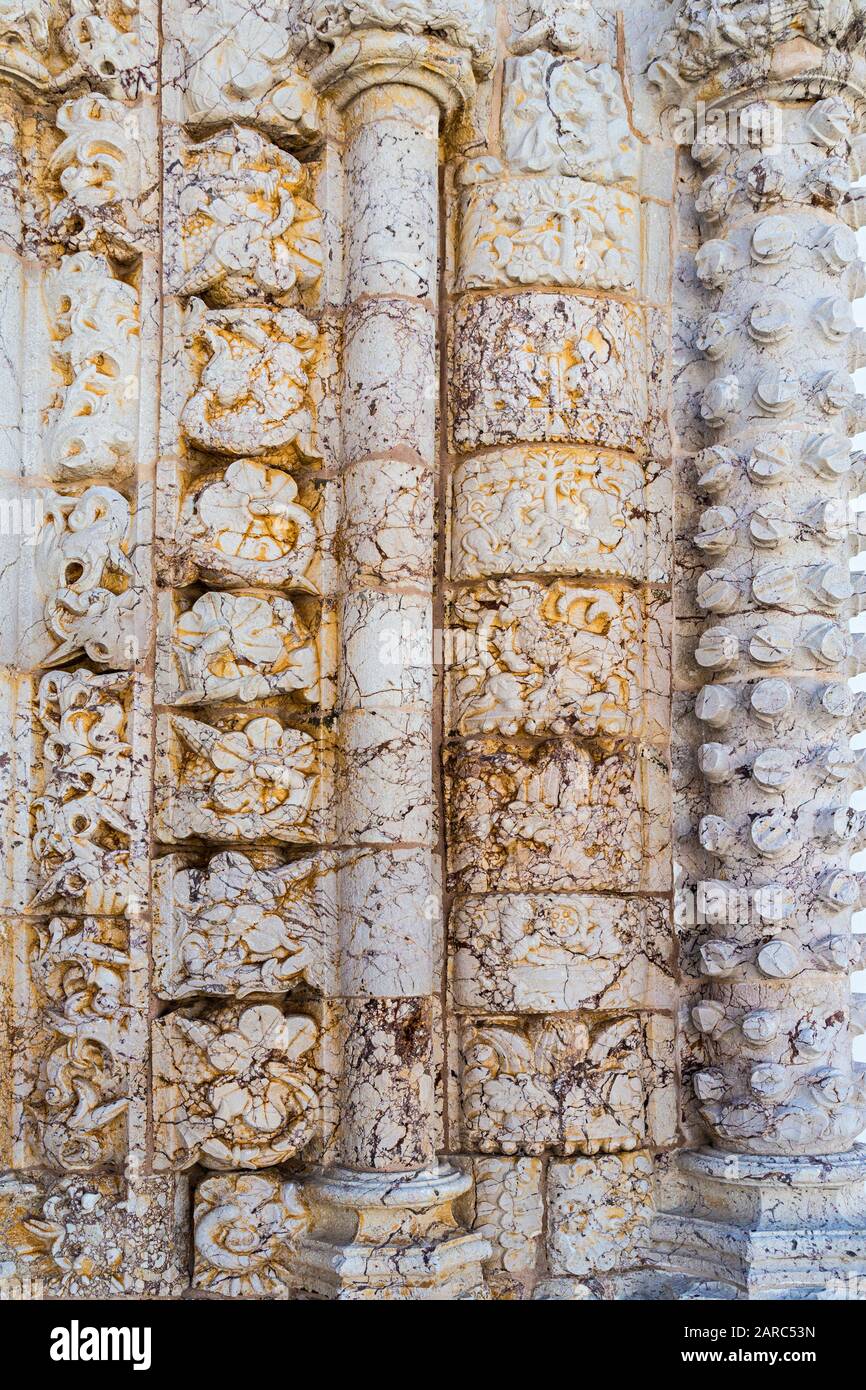 Geschnitzte Umrahmung zur Tür, Igreja Matriz de Alvor, katholische Kirche, Alvor, Algarve, Portugal Stockfoto