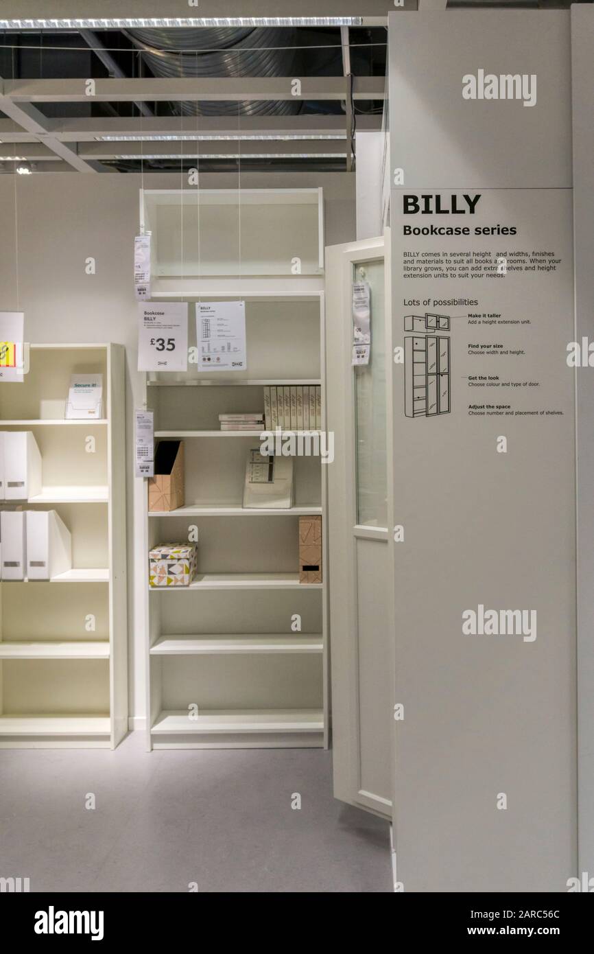Selbstmontagepackte Billy-Bücherregale zum Verkauf in einer Filiale von IKEA. Stockfoto