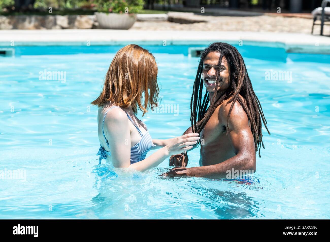 Afrikaner - Mann und Frau spielen in einem Pool. Stockfoto