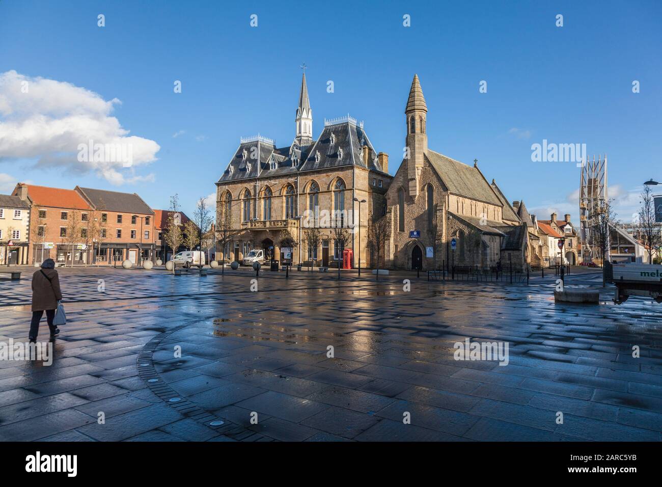 Rathaus und Auckland Tower in Bishop Auckland, England, Großbritannien. Stockfoto