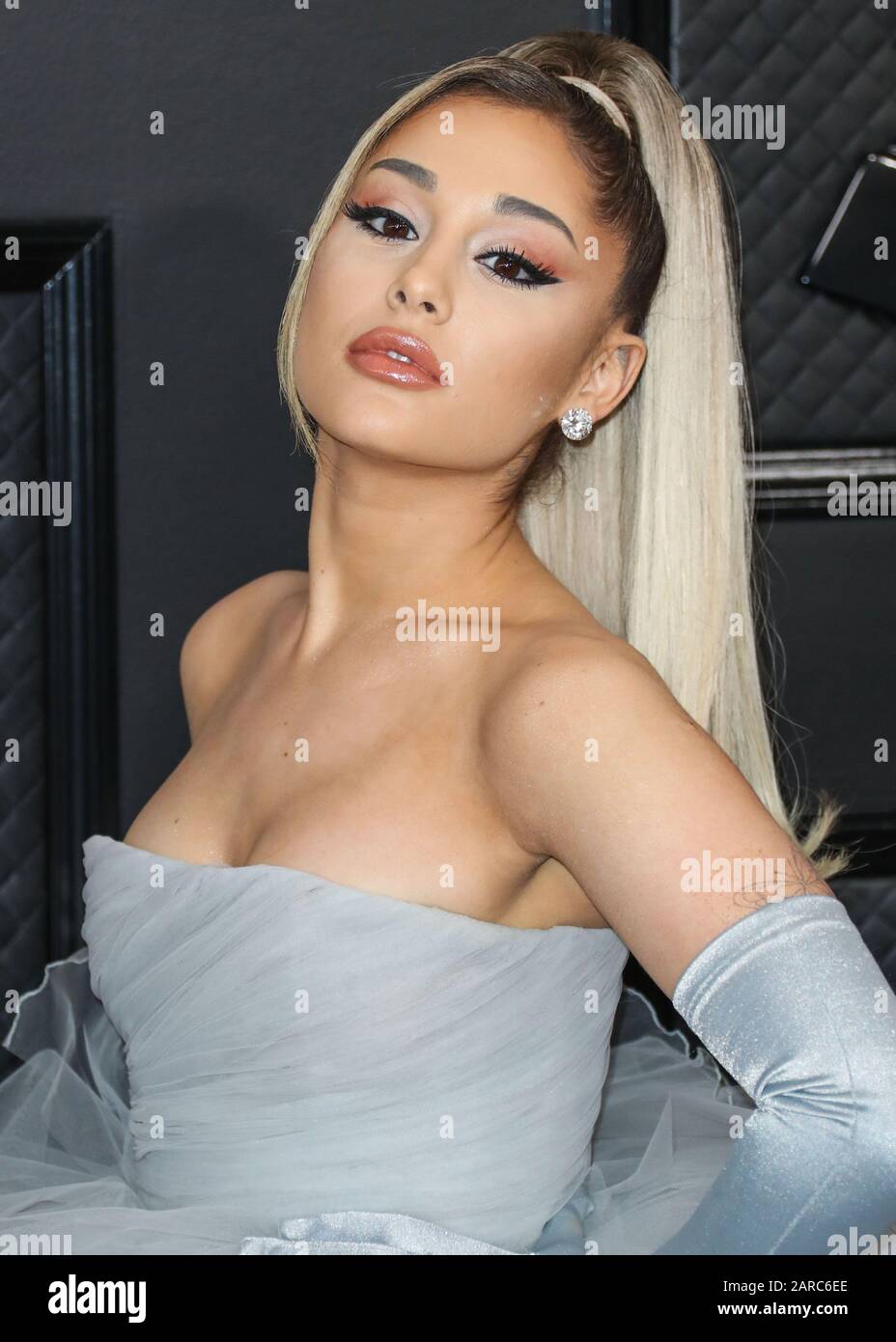 Los ANGELES, KALIFORNIEN, USA - 26. JANUAR: Die Sängerin Ariana Grande, die ein individuelles Giambattista Valli Kleid mit Christian Louboutin Schuhen trägt, kommt zu den 62. GRAMMY Awards, die am 26. Januar 2020 im Staples Center in Los Angeles, Kalifornien, Vereinigte Staaten abgehalten werden. (Foto von Xavier Collin/Image Press Agency) Stockfoto