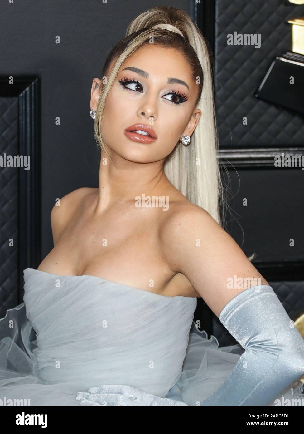 Los ANGELES, KALIFORNIEN, USA - 26. JANUAR: Die Sängerin Ariana Grande, die ein individuelles Giambattista Valli Kleid mit Christian Louboutin Schuhen trägt, kommt zu den 62. GRAMMY Awards, die am 26. Januar 2020 im Staples Center in Los Angeles, Kalifornien, Vereinigte Staaten abgehalten werden. (Foto von Xavier Collin/Image Press Agency) Stockfoto