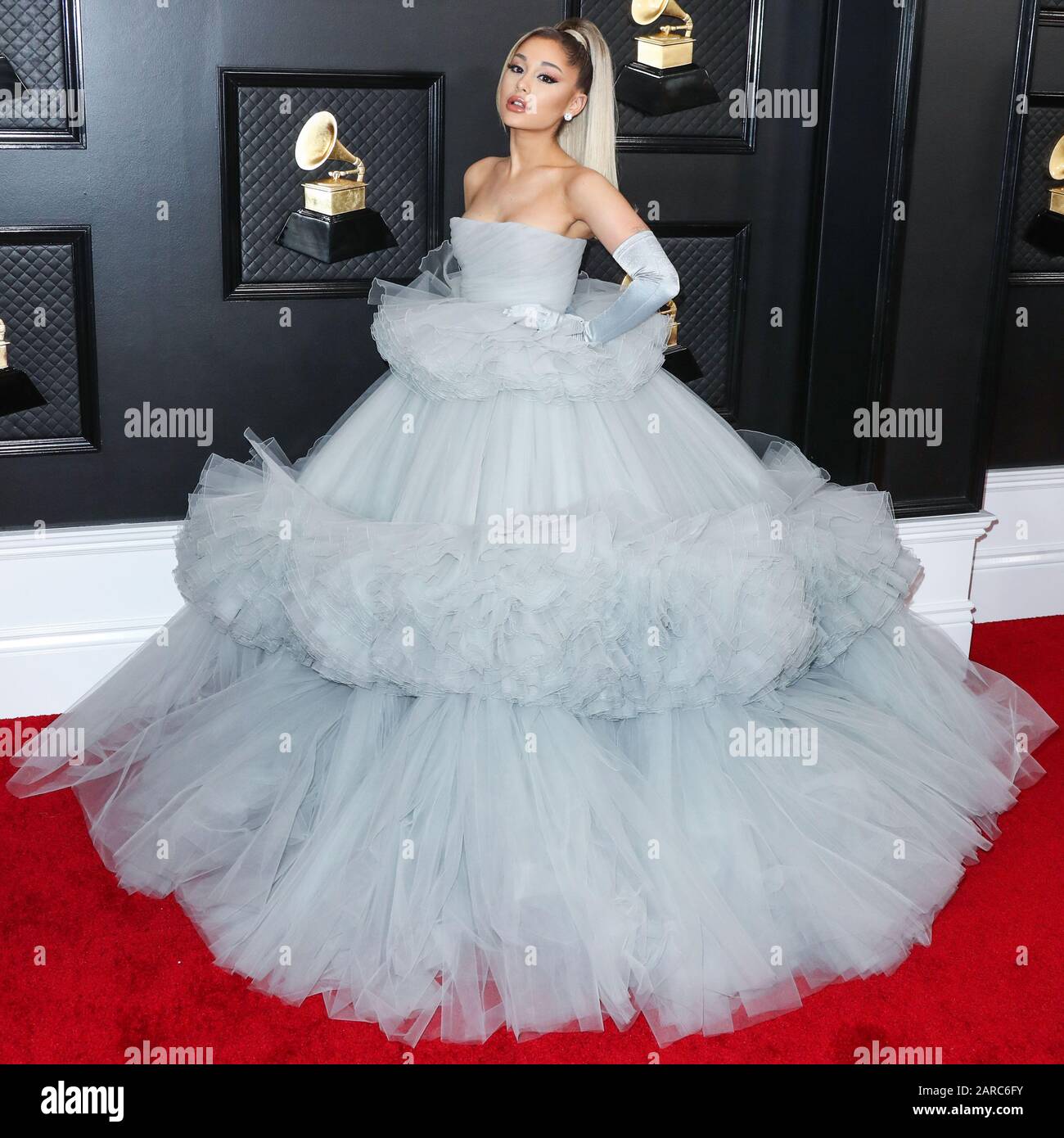 Los ANGELES, KALIFORNIEN, USA - 26. JANUAR: Die Sängerin Ariana Grande, die ein individuelles Giambattista Valli Kleid mit Christian Louboutin Schuhen trägt, kommt zu den 62. GRAMMY Awards, die am 26. Januar 2020 im Staples Center in Los Angeles, Kalifornien, Vereinigte Staaten abgehalten werden. (Foto von Xavier Collin/Image Press Agency) Stockfoto