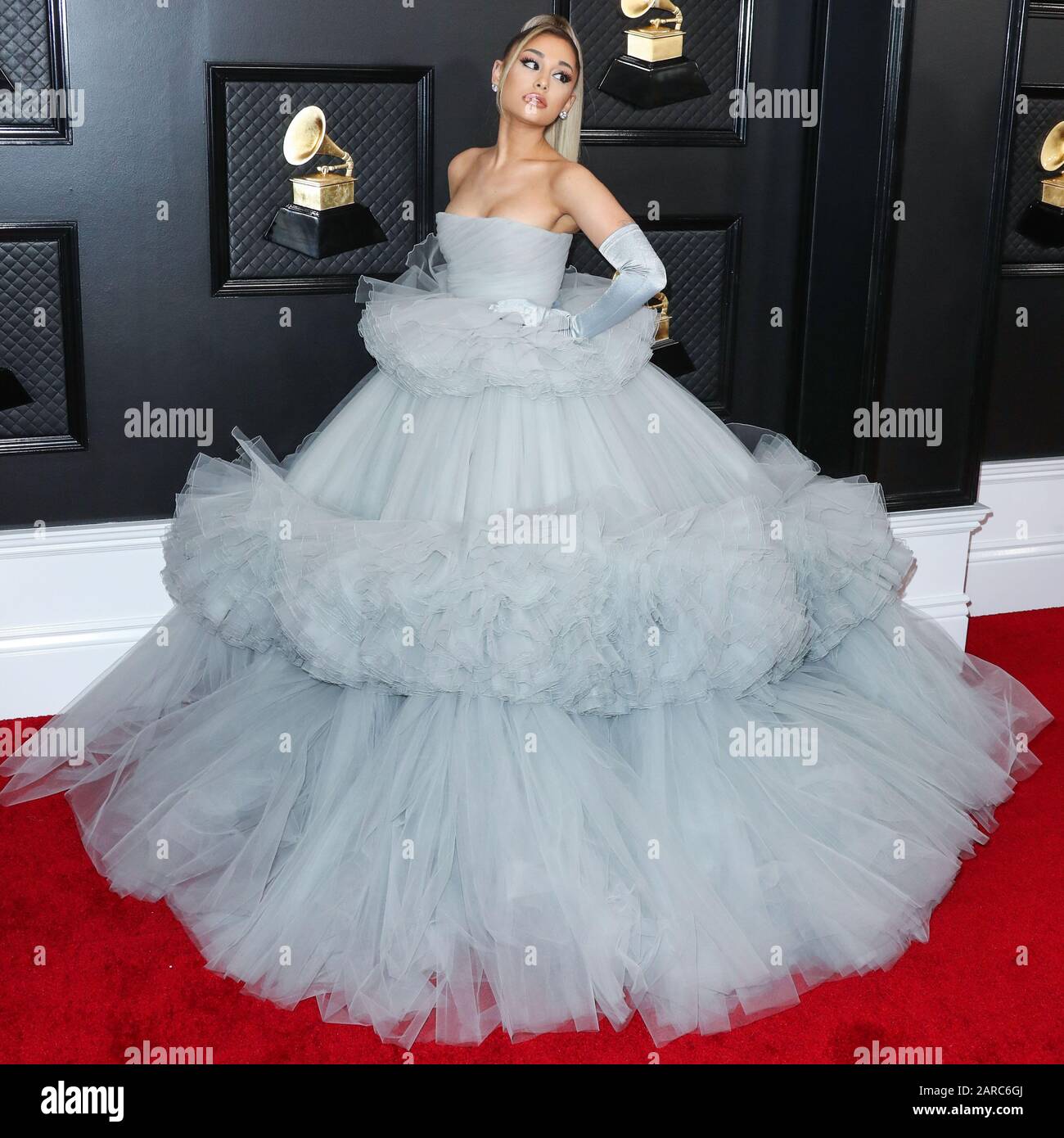 Los ANGELES, KALIFORNIEN, USA - 26. JANUAR: Die Sängerin Ariana Grande, die ein individuelles Giambattista Valli Kleid mit Christian Louboutin Schuhen trägt, kommt zu den 62. GRAMMY Awards, die am 26. Januar 2020 im Staples Center in Los Angeles, Kalifornien, Vereinigte Staaten abgehalten werden. (Foto von Xavier Collin/Image Press Agency) Stockfoto