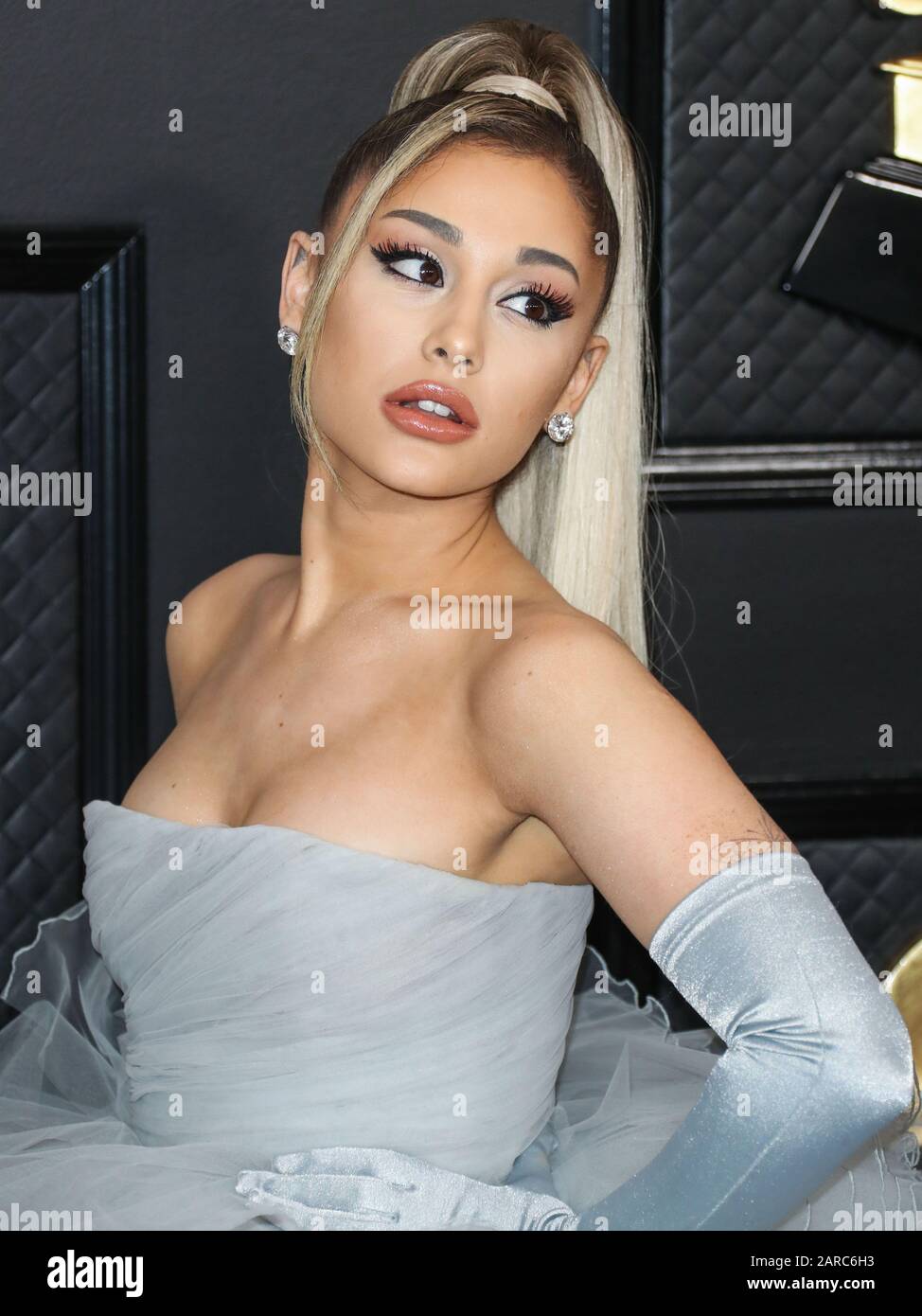 Los ANGELES, KALIFORNIEN, USA - 26. JANUAR: Die Sängerin Ariana Grande, die ein individuelles Giambattista Valli Kleid mit Christian Louboutin Schuhen trägt, kommt zu den 62. GRAMMY Awards, die am 26. Januar 2020 im Staples Center in Los Angeles, Kalifornien, Vereinigte Staaten abgehalten werden. (Foto von Xavier Collin/Image Press Agency) Stockfoto