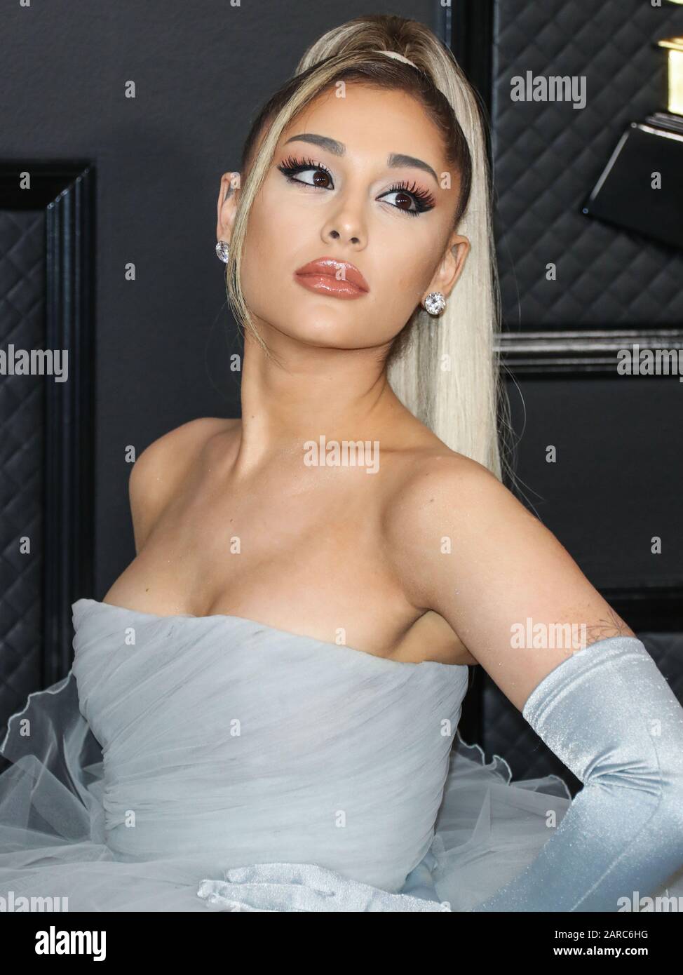 Los ANGELES, KALIFORNIEN, USA - 26. JANUAR: Die Sängerin Ariana Grande, die ein individuelles Giambattista Valli Kleid mit Christian Louboutin Schuhen trägt, kommt zu den 62. GRAMMY Awards, die am 26. Januar 2020 im Staples Center in Los Angeles, Kalifornien, Vereinigte Staaten abgehalten werden. (Foto von Xavier Collin/Image Press Agency) Stockfoto