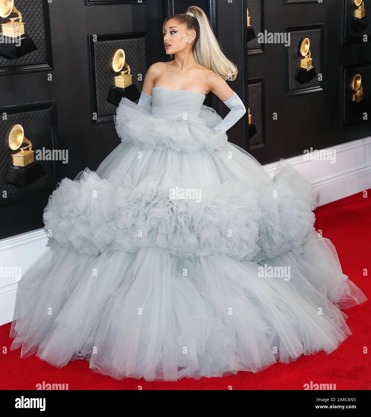 Los ANGELES, KALIFORNIEN, USA - 26. JANUAR: Die Sängerin Ariana Grande, die ein individuelles Giambattista Valli Kleid mit Christian Louboutin Schuhen trägt, kommt zu den 62. GRAMMY Awards, die am 26. Januar 2020 im Staples Center in Los Angeles, Kalifornien, Vereinigte Staaten abgehalten werden. (Foto von Xavier Collin/Image Press Agency) Stockfoto