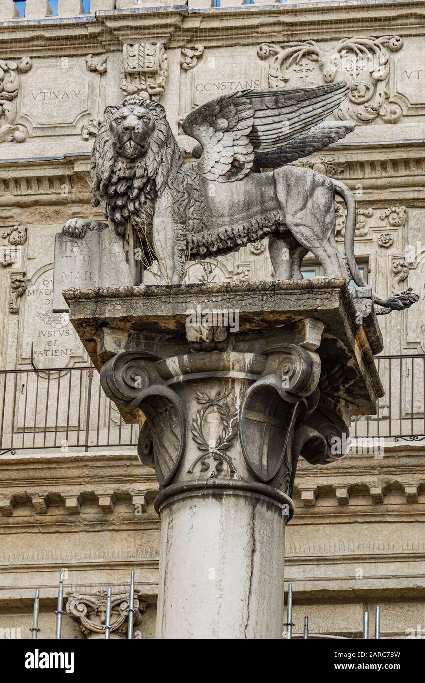 Statue des Markuslöwen, Symbol der Republik Venedig, an der Piazza delle Erbe in Verona, Italien Stockfoto